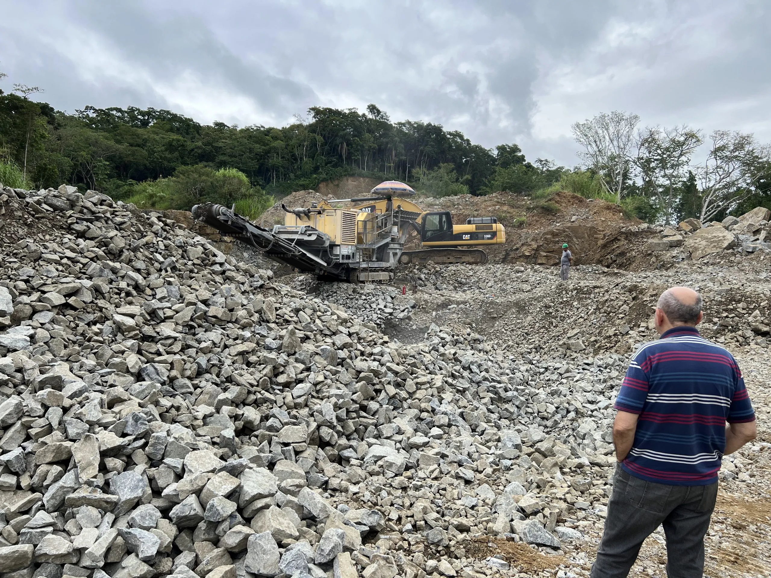 Pedreira de Gnaisse – Jazidas e Mina em Operação – Região de Blumenau/SC – Brasil