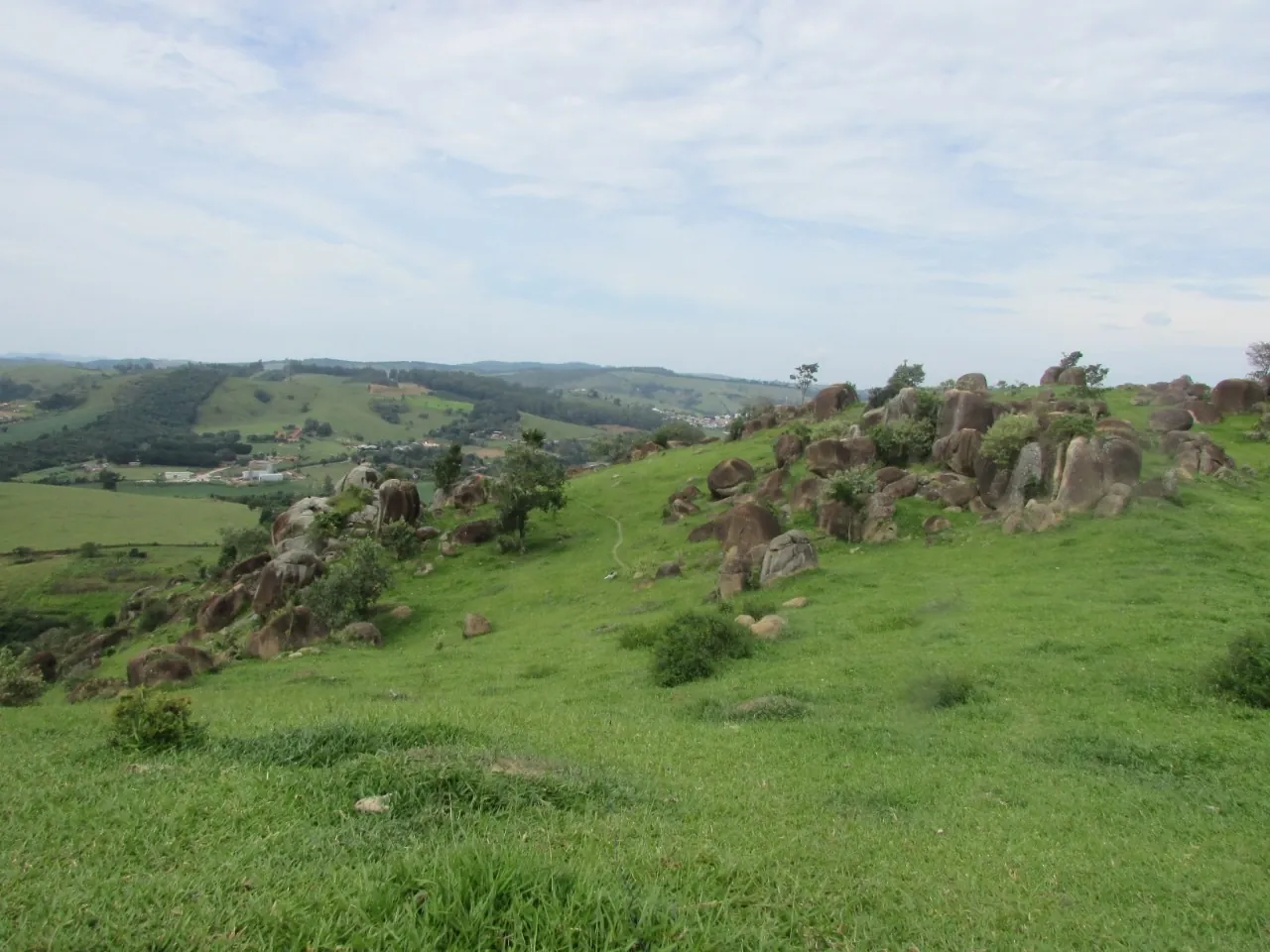 Pedreira de Granito para Brita – Jazida – Região de Campinas/SP – Brasil
