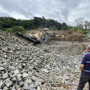 Pedreira Gnaisse - Jazidas e Mina em operação (Região Blumenau – SC – Brasil)